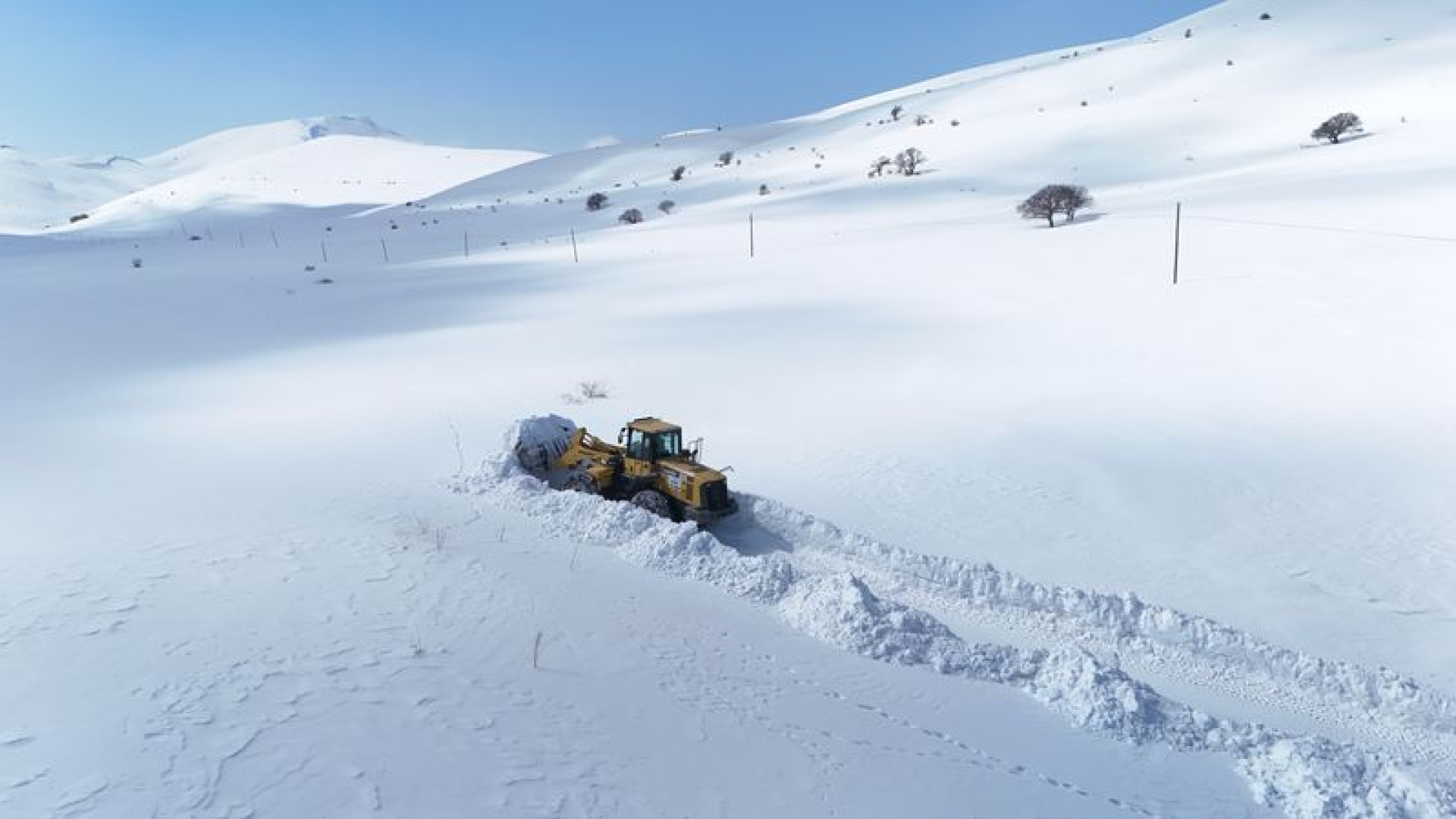 Bayburt'ta 2 metrelik karda yol açma çalışmaları | Son dakika haberleri
