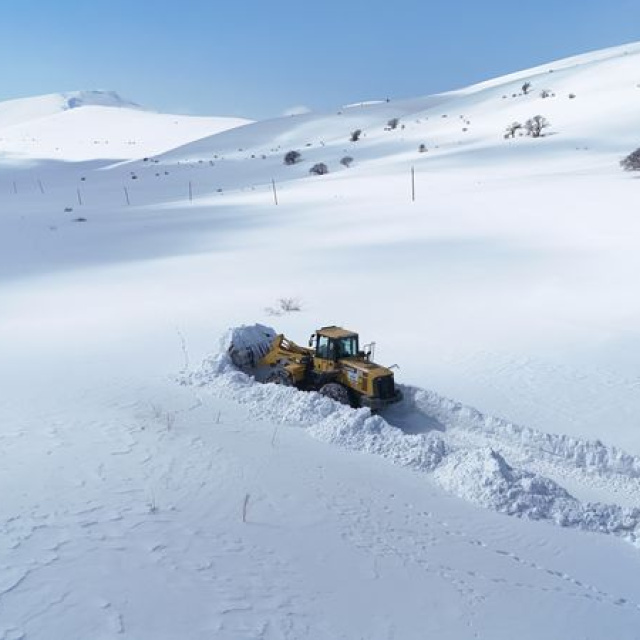 Bayburt'ta 2 metrelik karda yol açma çalışmaları
