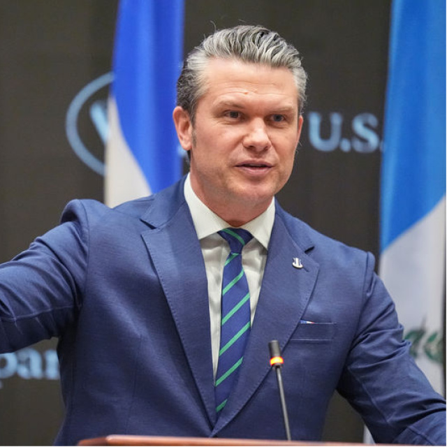 ABD Savunma Bakanı : Hamaney yaralı, bugün İran'ı çok sert vuracağız