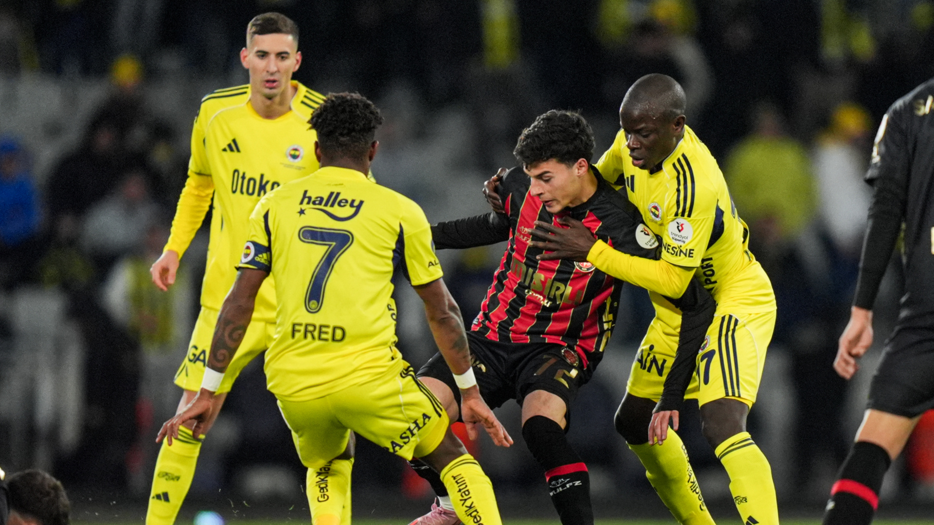 Fenerbahçe Şampiyonluk Yolunda Ağır Darbe Aldı: Karagümrük Mağlubiyeti