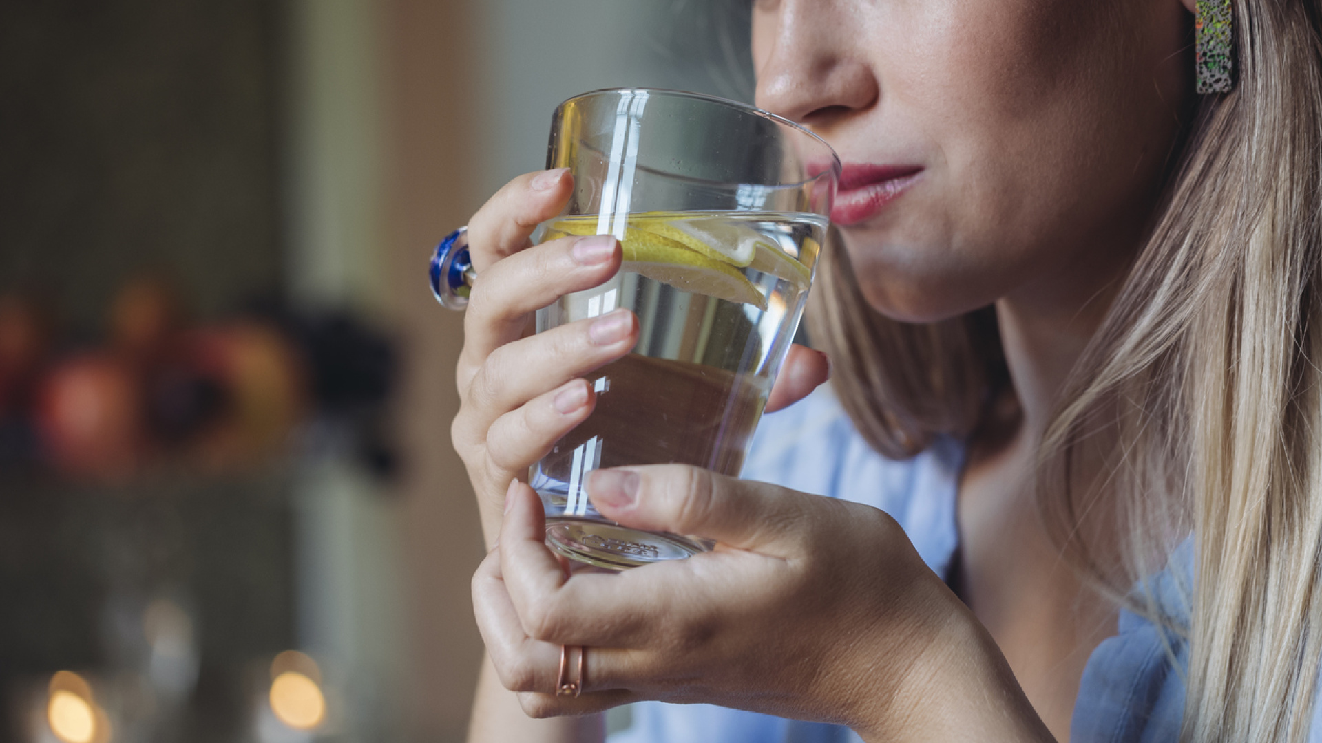 Limonlu Su Modası: Göbek Yağlarını Eritir mi Yoksa Sadece Bir Alışkanlık mı?