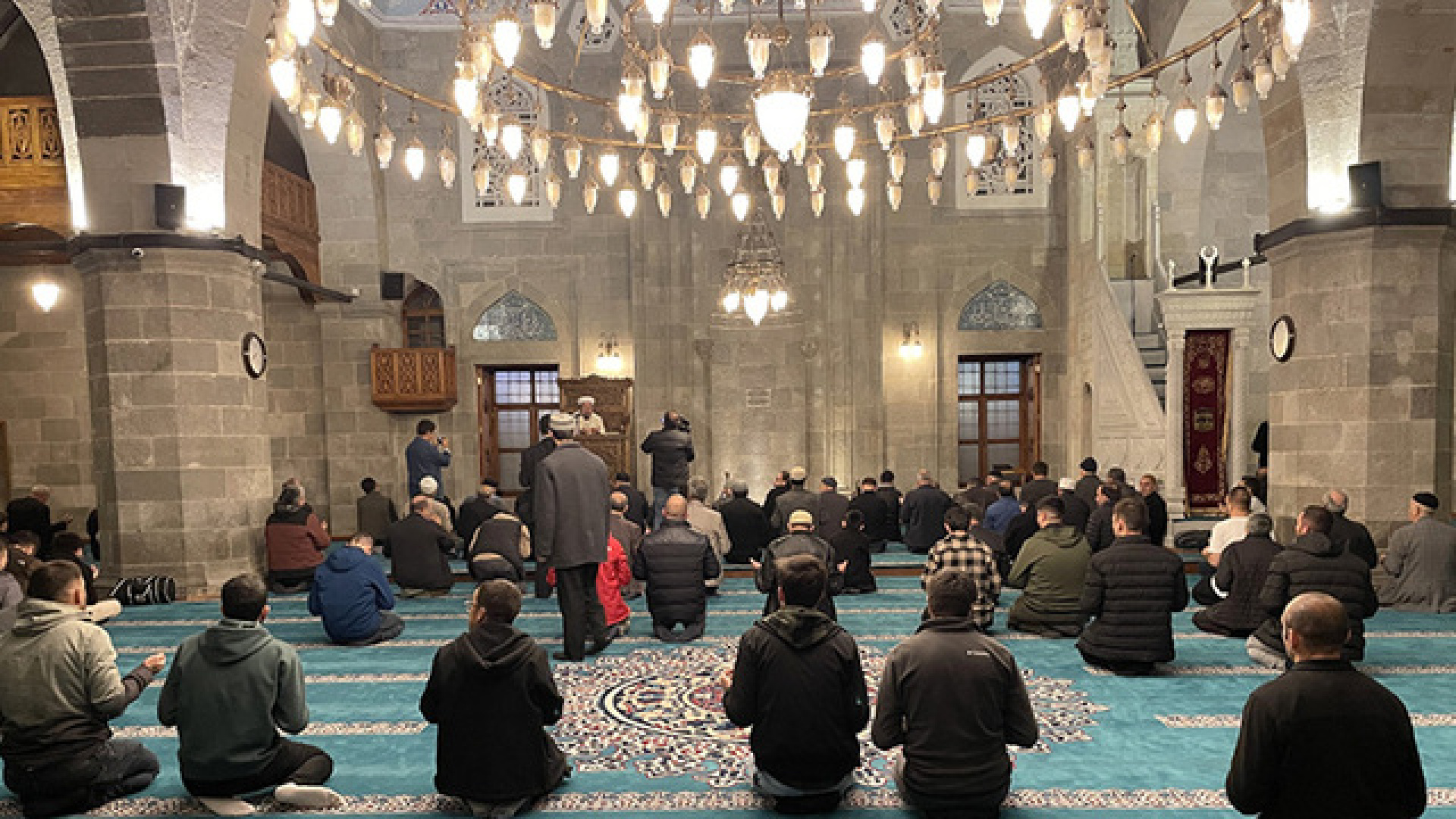 Kadir Gecesi 12 rekat namaz nasıl kılınır ve nasıl niyet edilir? Adım adım Kadir gecesi 12 rekat namaz kılınışı