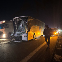 Yolcu otobüsü çekiciyle çarpıştı: 1 ölü, 15 yaralı