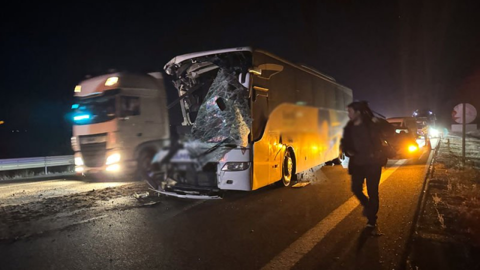 Yolcu otobüsü çekiciyle çarpıştı: 1 ölü, 15 yaralı