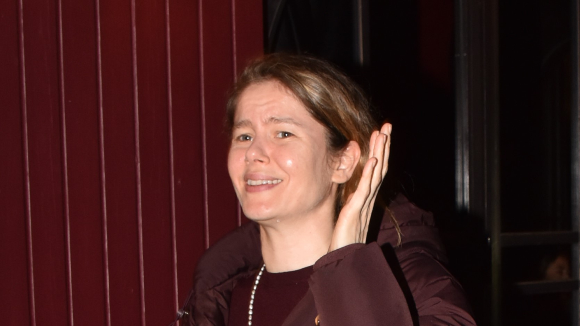Burcu Biricik ve Ailesi Objektiflere Takıldı: 'Şu An Konuşmayalım' Dedi