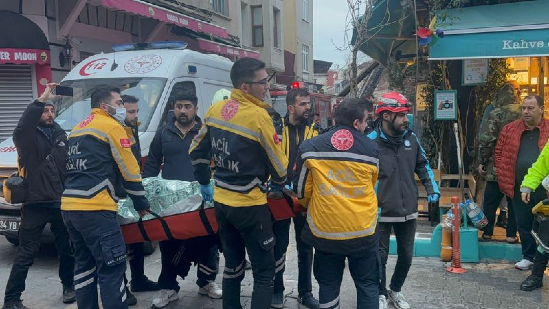 İstanbul Fatih'te Çıkan Yangında 1 Kişi Hayatını Kaybetti, 5 Kişi Yaralandı