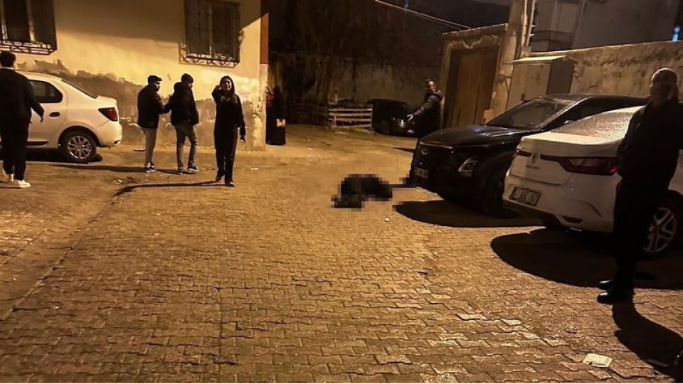 Sokakta yürürken silahla başından vuruldu