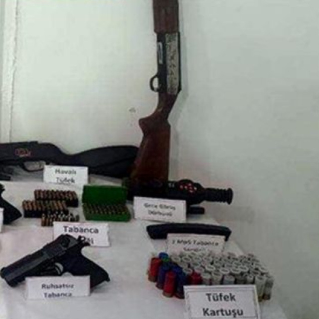 Çiftlikte silah, sahte içki, uyuşturucu ele geçirildi