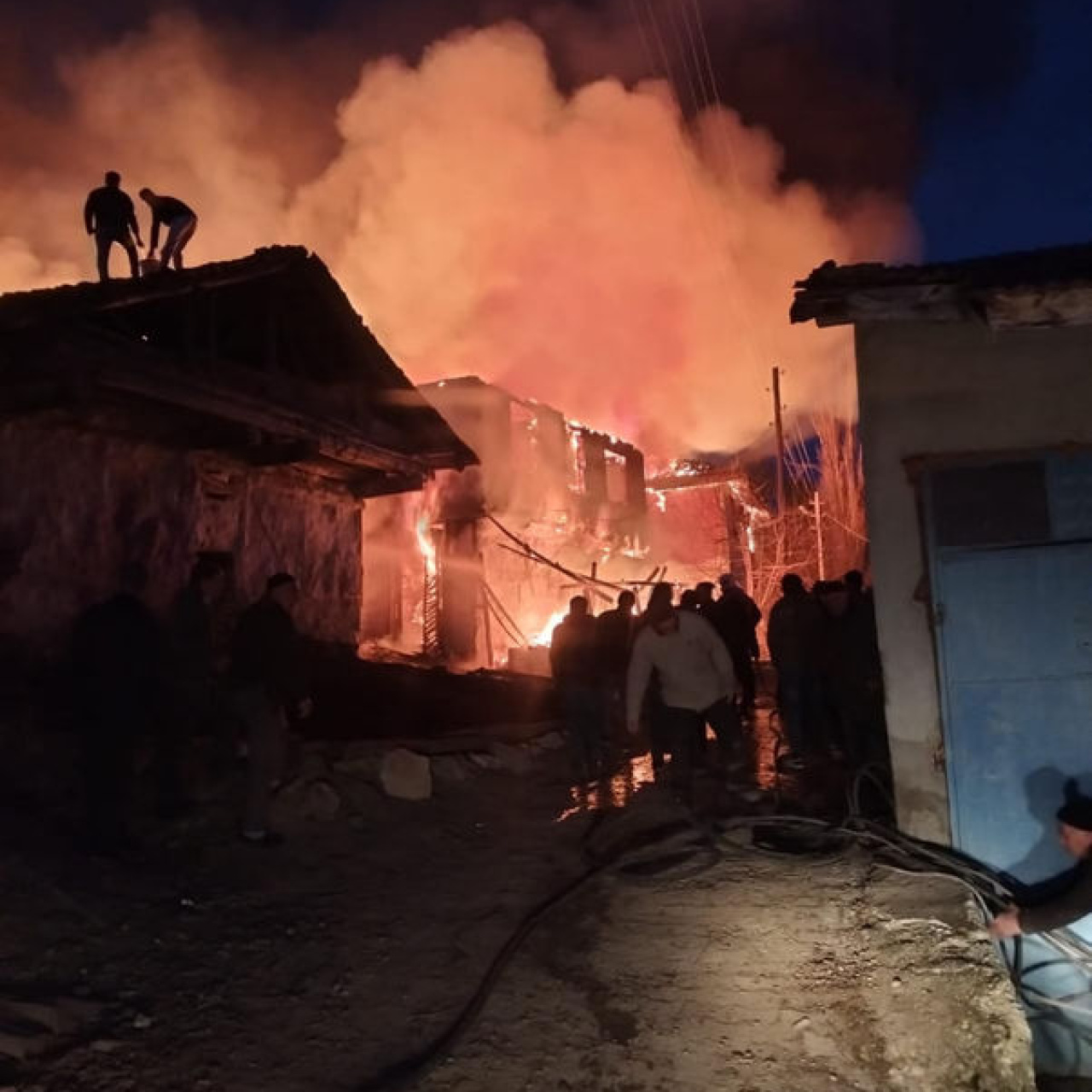 Çorum'da 2 ev ve 1 traktör yandı