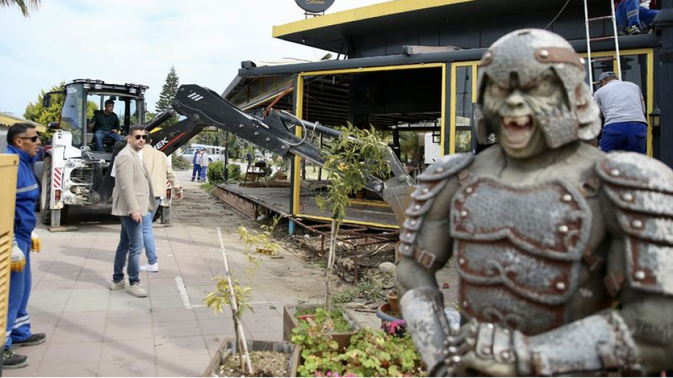 Fethiye imara aykırı eklentiler yıkılıyor