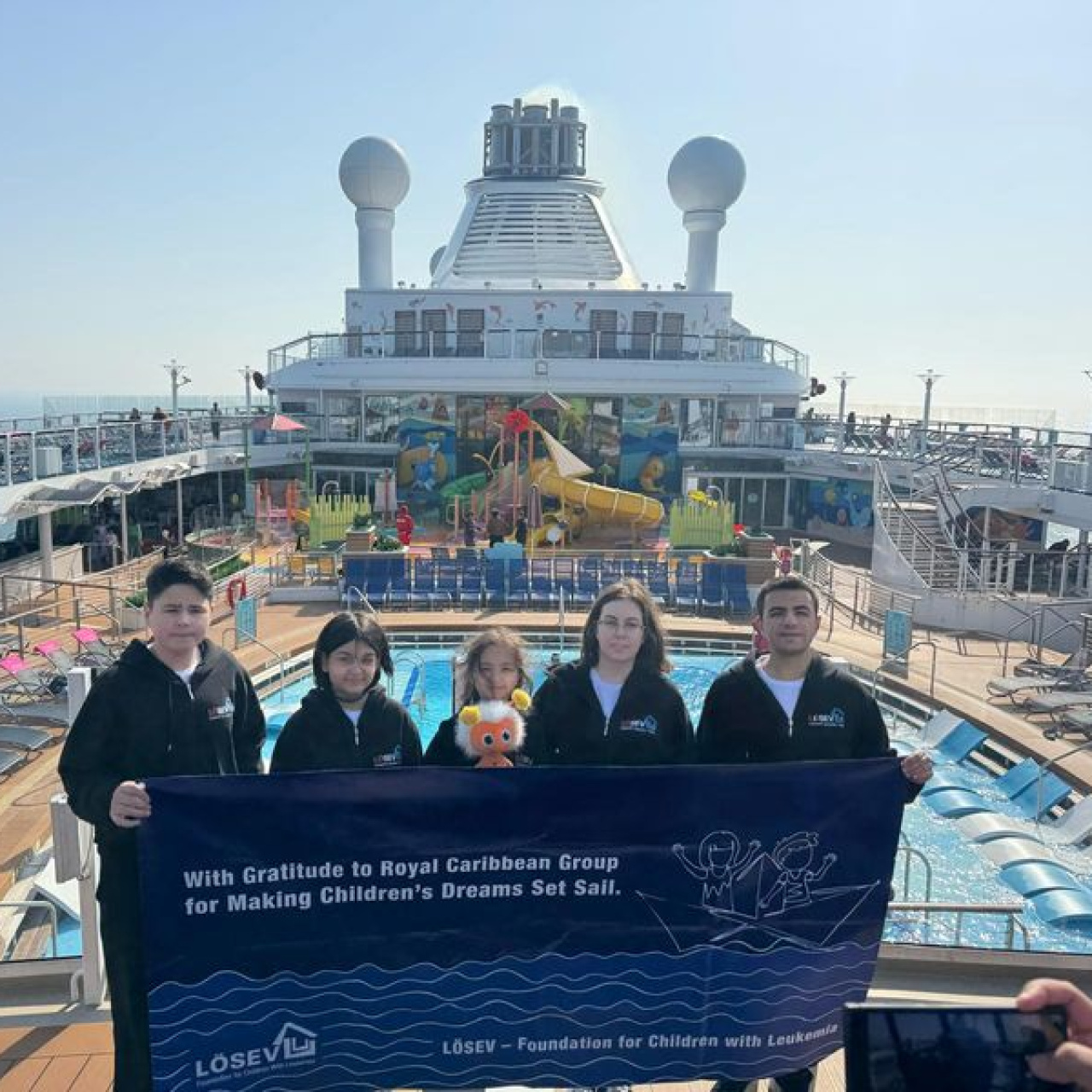 Lösemiyi yenip, gemiyle Çin ve Güney Kore'yi gezdiler