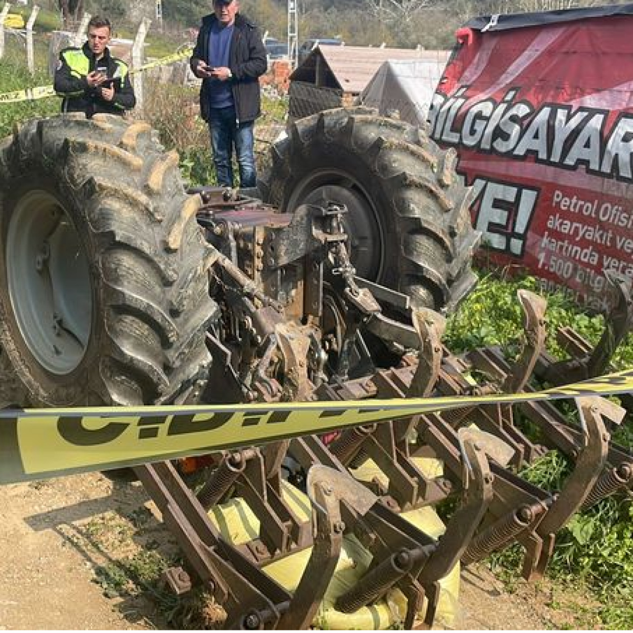 Devrilen traktör sürücüsü can verdi