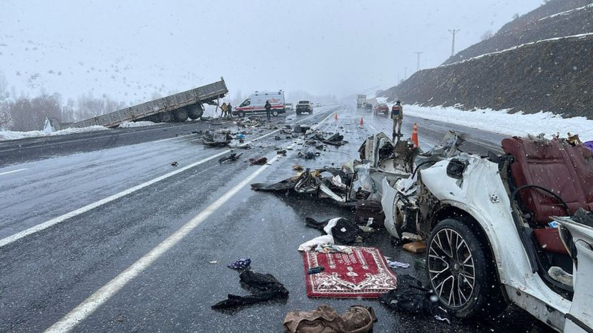 Tatvan'da TIR ile Otomobil Çarpıştı: 2 Ölü, 5 Yaralı