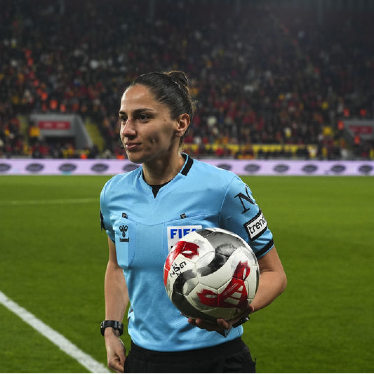 Kadın hakem Asen Albayrak, lig tarihine geçti!