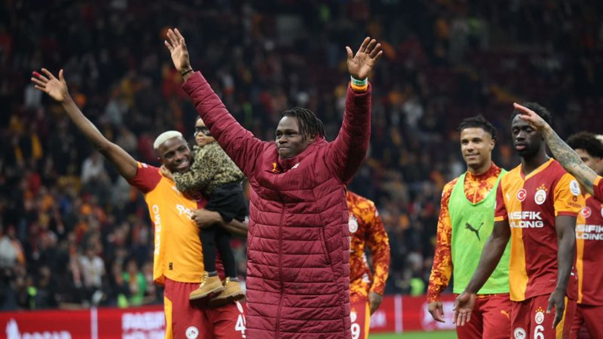Galatasaraylı Singo: Taraftar Desteği İnanılmazdı, Hocamız Nerede Görev Verirse Oynarım