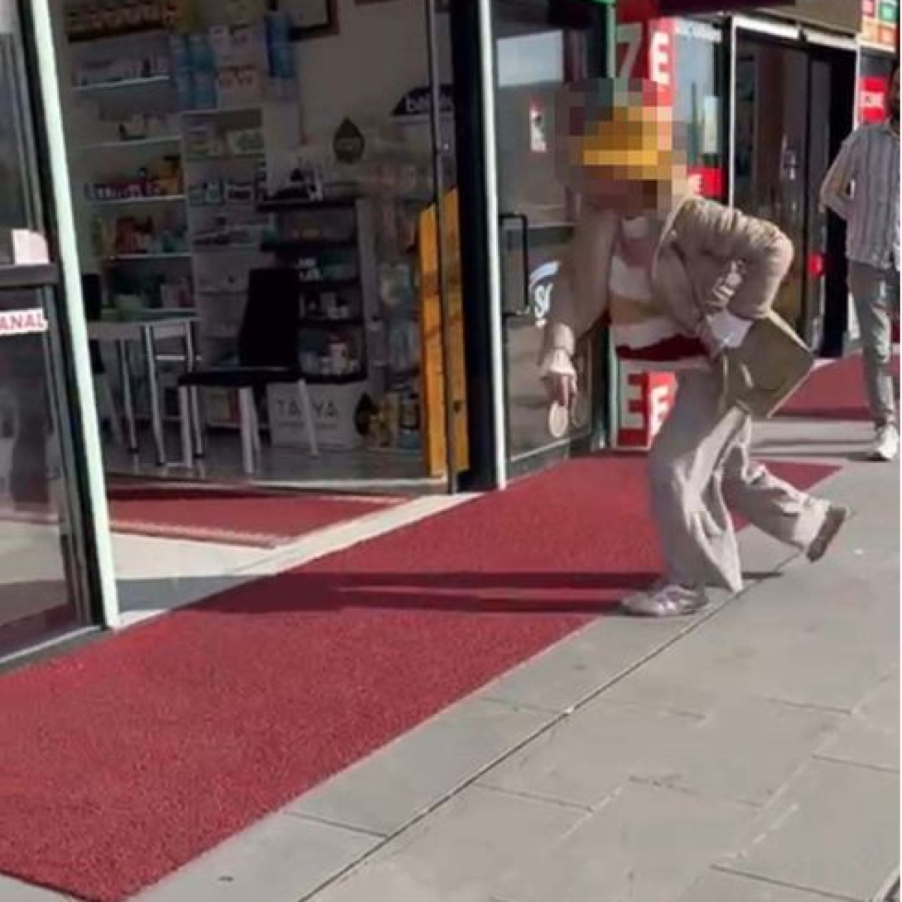 Fark ücreti çıkınca eczaneye saldırdı