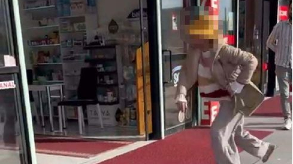 Fark ücreti çıkınca eczaneye saldırdı