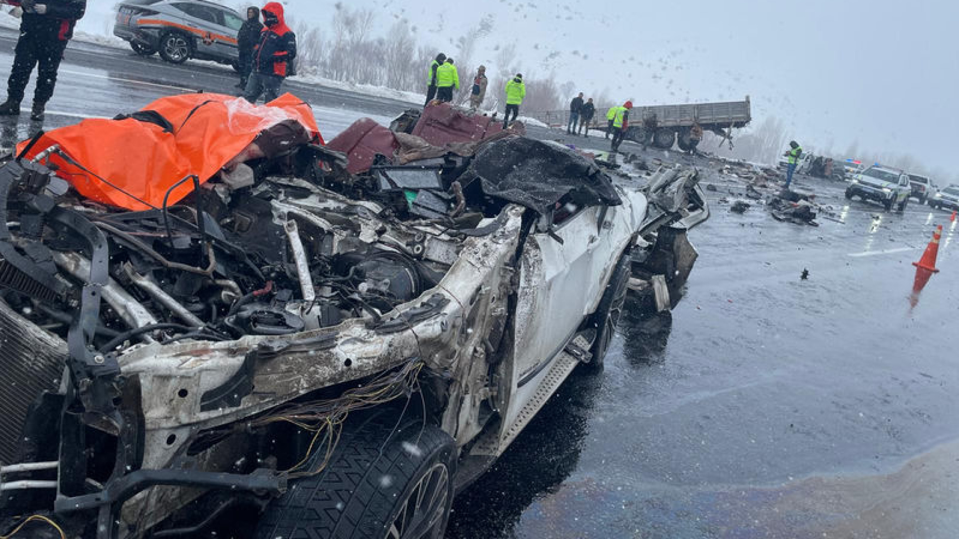 Bitlis'te Feci Trafik Kazası: Anne, Baba ve 6 Aylık Bebek Hayatını Kaybetti