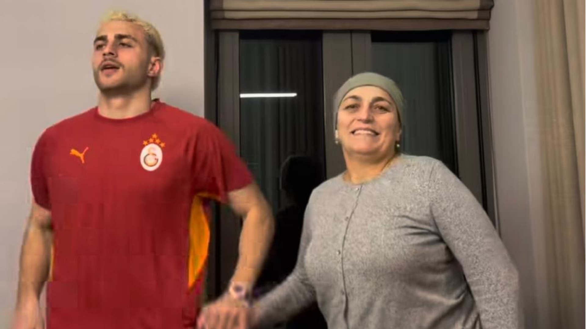 Barış Alper Yılmaz, Annesi Emine Yılmaz ile Horon Teperek Galibiyeti Kutladı