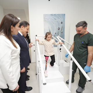 Depremde bacağını kaybetmişti! Zeynep yeniden yürüdü