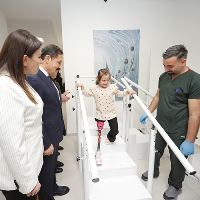 Depremde bacağını kaybetmişti! Zeynep yeniden yürüdü