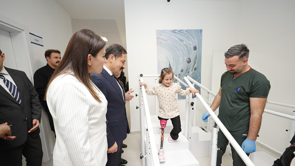 Depremde bacağını kaybetmişti! Zeynep yeniden yürüdü