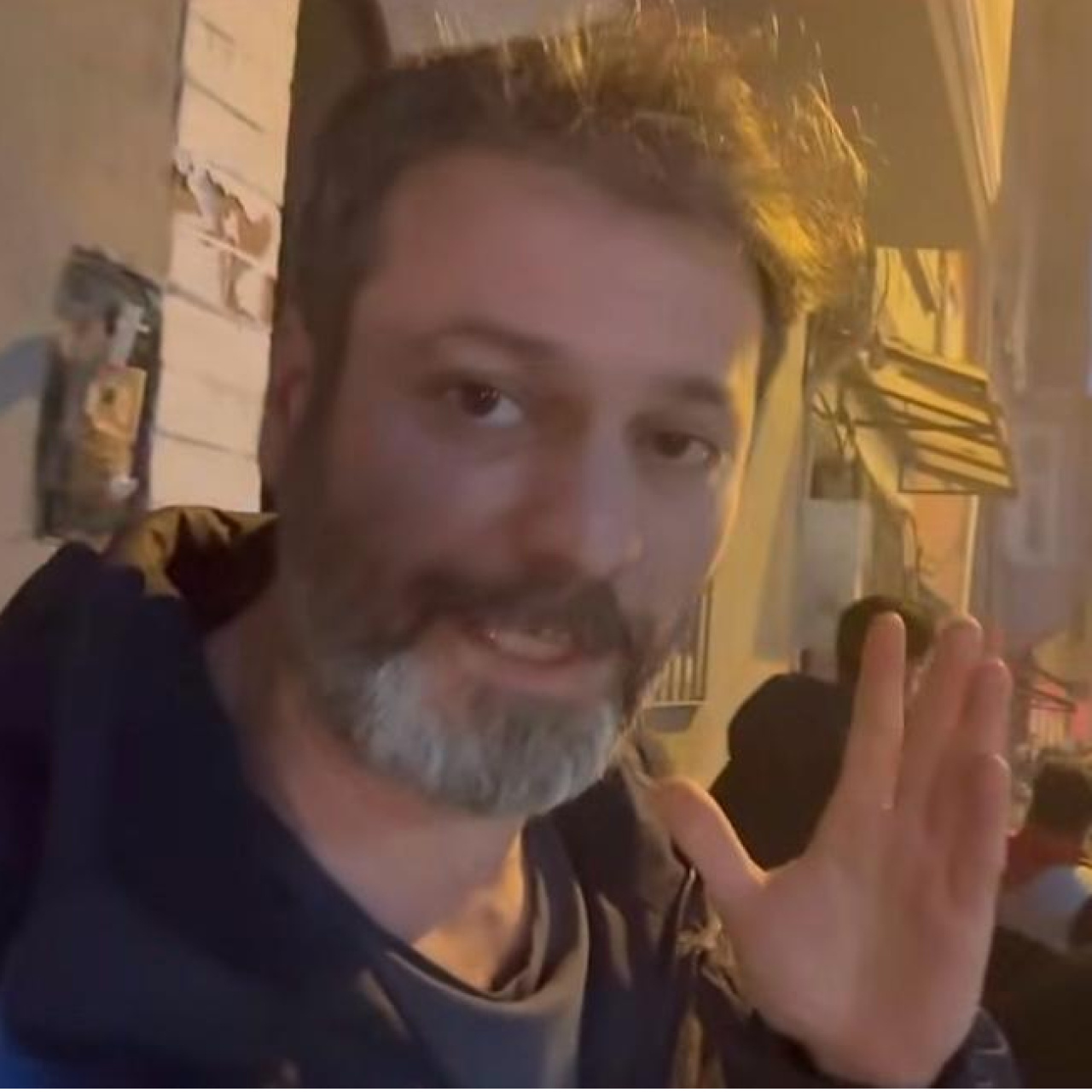 Ünlü oyuncu yangından son anda kurtuldu