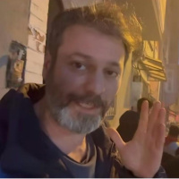 Ünlü oyuncu yangından son anda kurtuldu