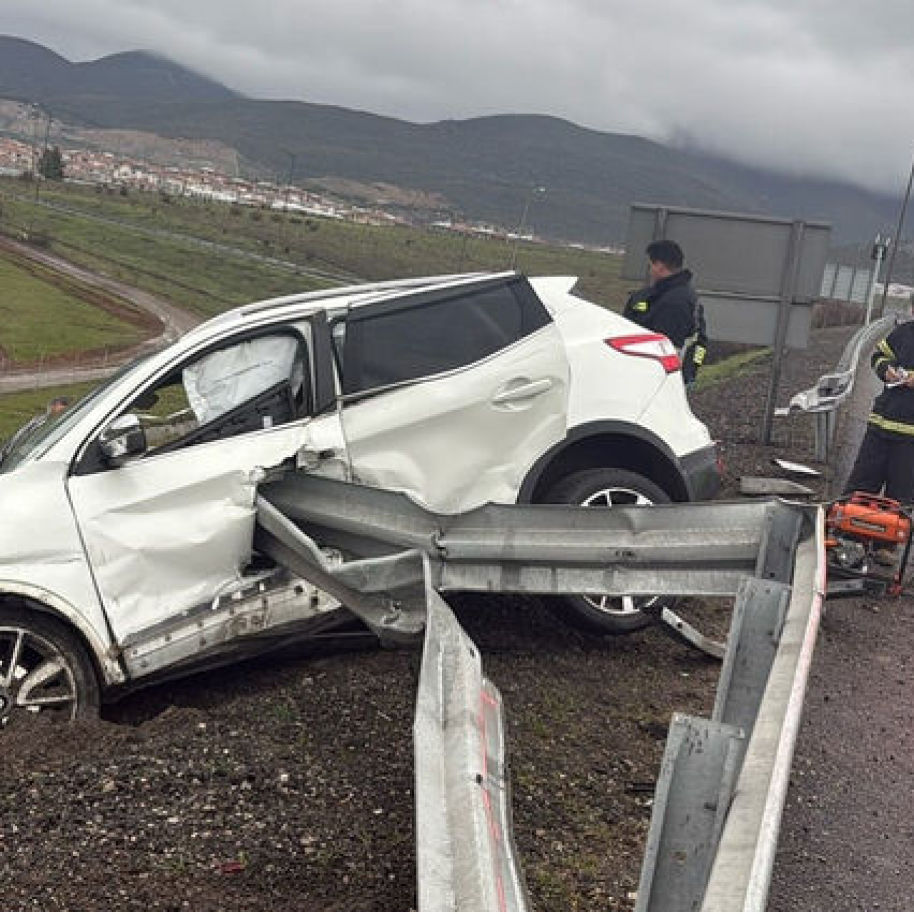 Otomobil bariyere saplandı: 1 ölü