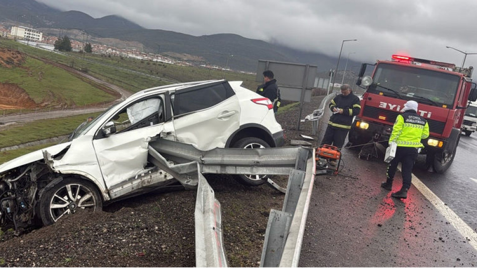 Otomobil bariyere saplandı: 1 ölü