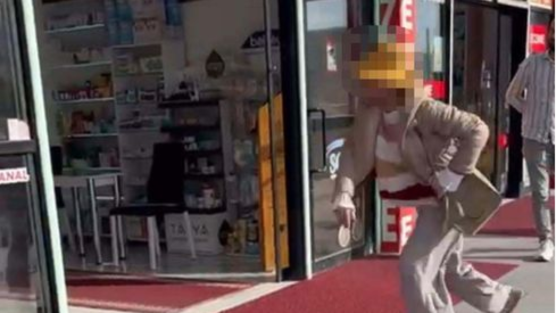 Son dakika: Saldırı anı kameralarda! Kayseri'de bir eczacı işyerine taşla saldıran kadın hakkında suç duyurusunda bulundu | Son dakika haberleri