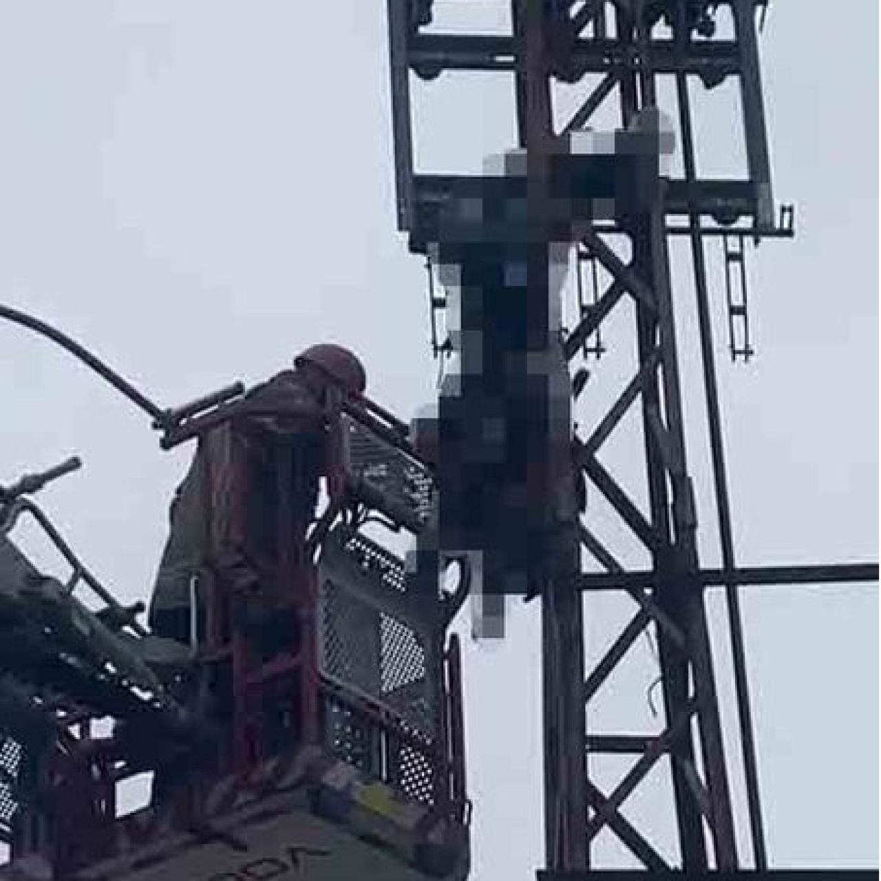 Hırsızlık için çıktığı direkte öldü