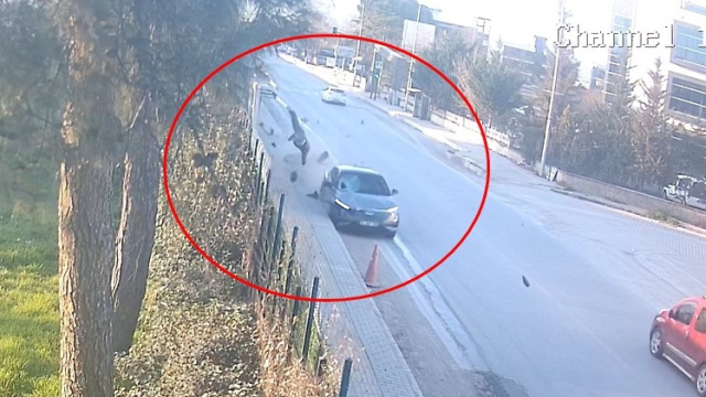 Bursa'da korkunç kaza! Bisikletli havaya savuruldu!