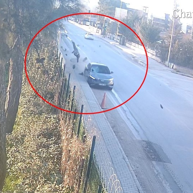 Bursa'da korkunç kaza! Bisikletli havaya savuruldu!