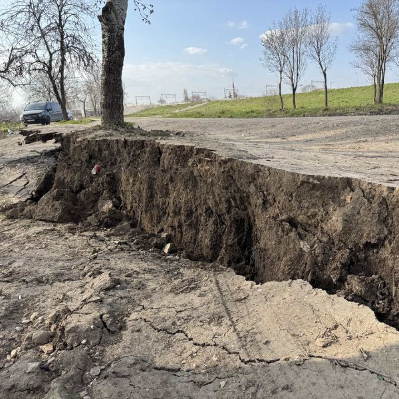Tunca Nehri kıyısında toprak kayması