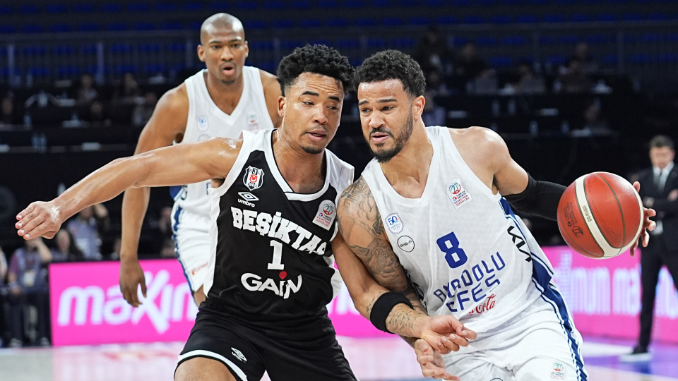 Anadolu Efes, Beşiktaş'ı devirdi!