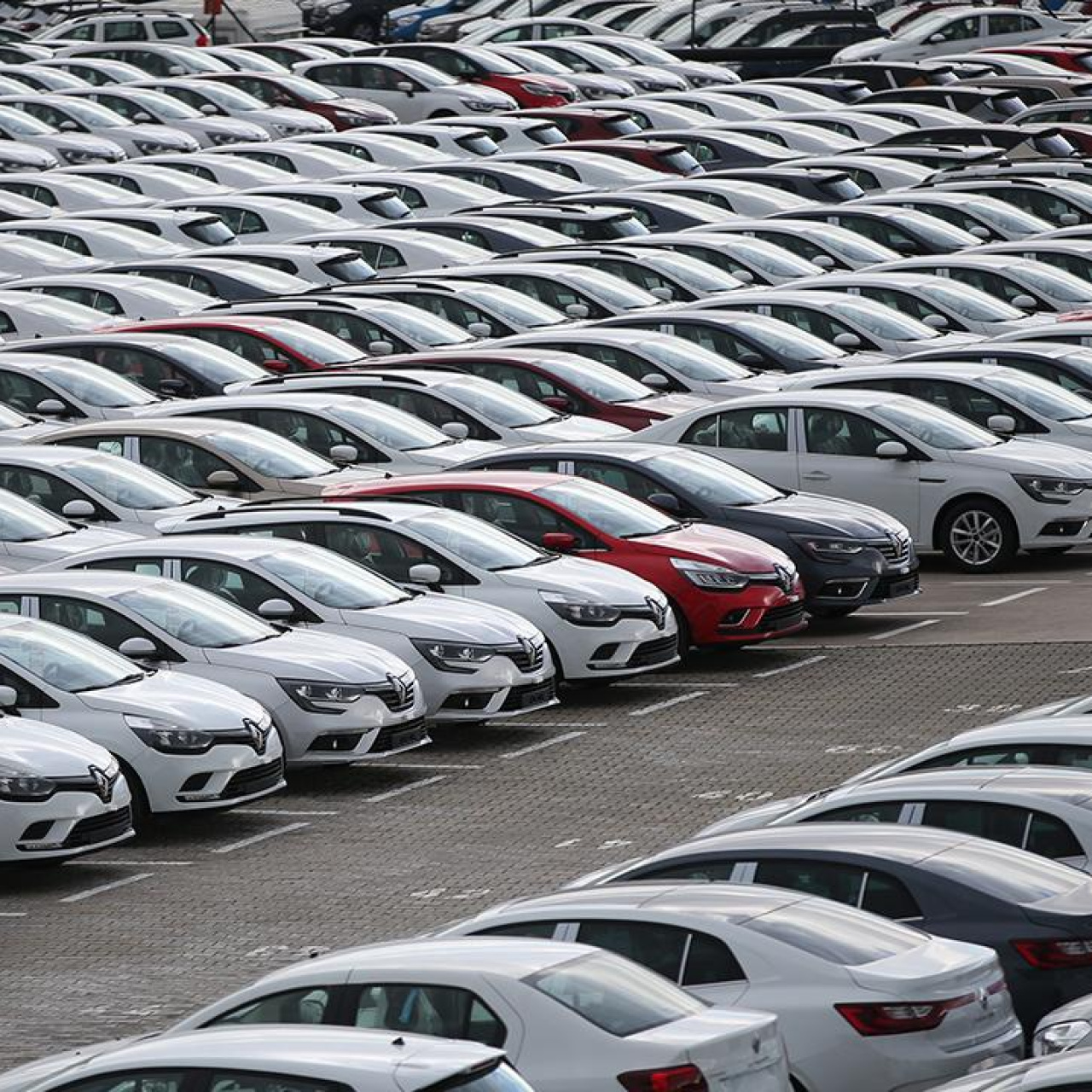 Otomobilde ibre yerlilere kayıyor