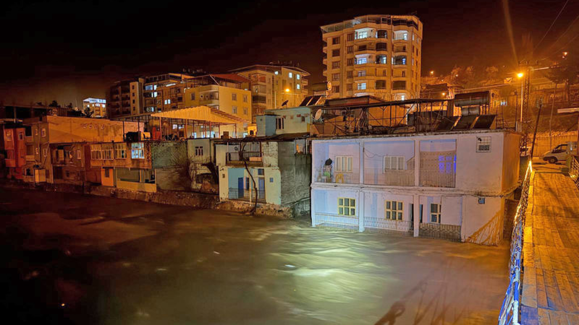 Siirt Valiliği'nden Bitlis Çayı'ndaki Su Yükselmesi İçin Alınan Tedbirler Açıklandı
