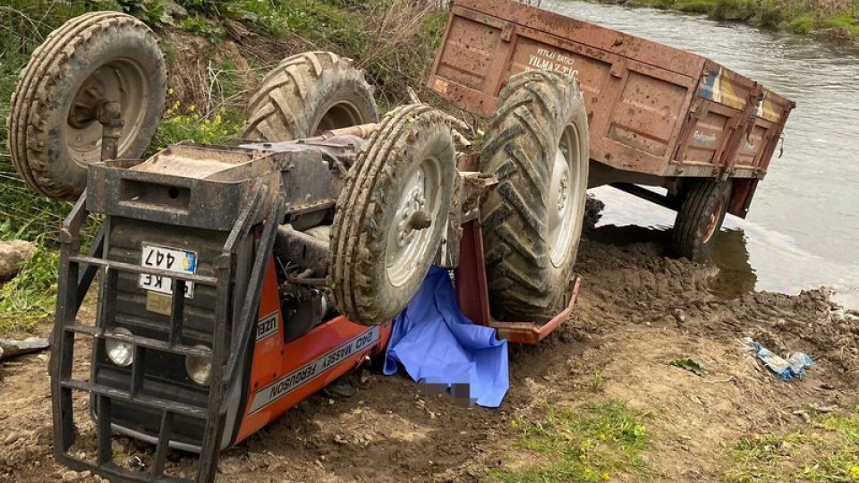 Devrilen traktörün altında kaldı