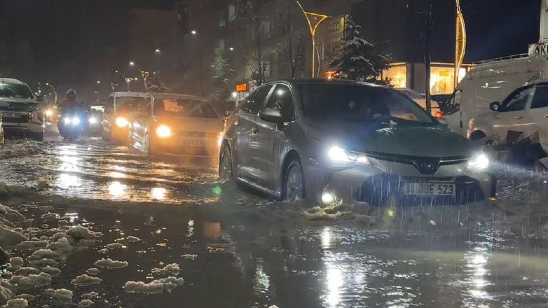 Hakkari'de Sağanak Felaketi: Yüksekova Göle Döndü, Araçlar Suda Yüzdü