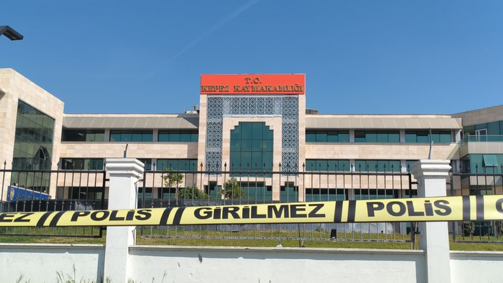Antalya'da Kaymakamlık Binasında Silah Sesleri: Bölgeye Polis ve Sağlık Ekibi Sevk Edildi