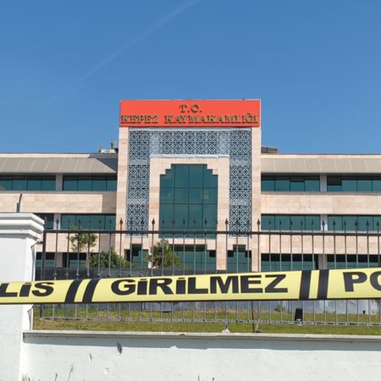 Kaymakamlık binasında silah sesleri!