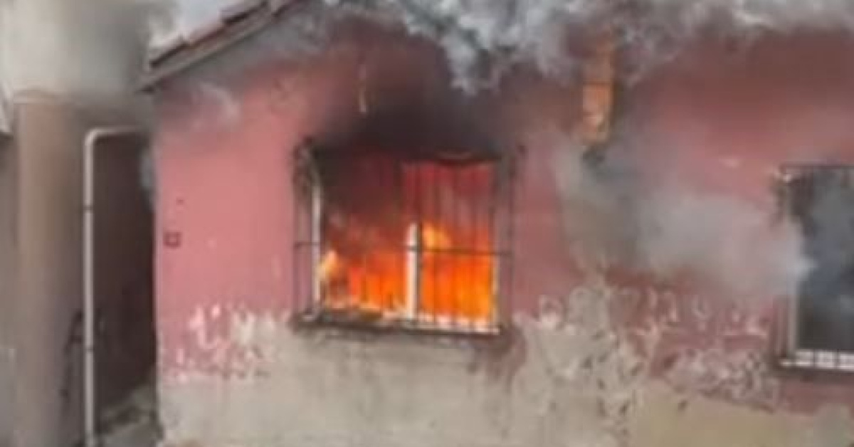 Son dakika: İstanbul’dagecekonduda çıkan yangında alevlerin arasında