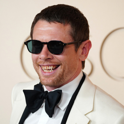 Vampir dişleriyle gülümsedi