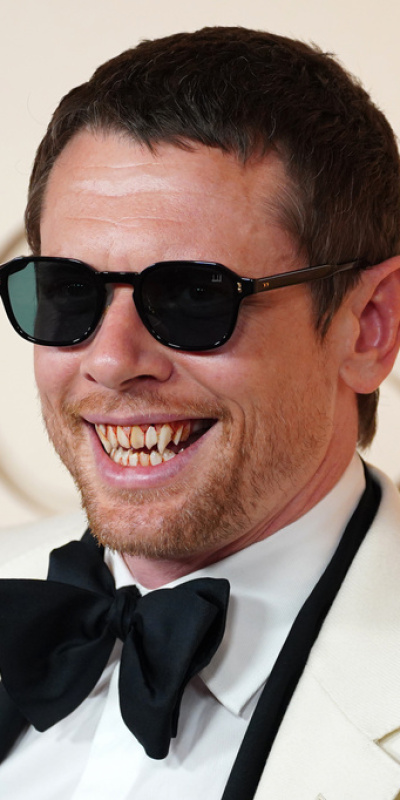 Vampir dişleriyle gülümsedi