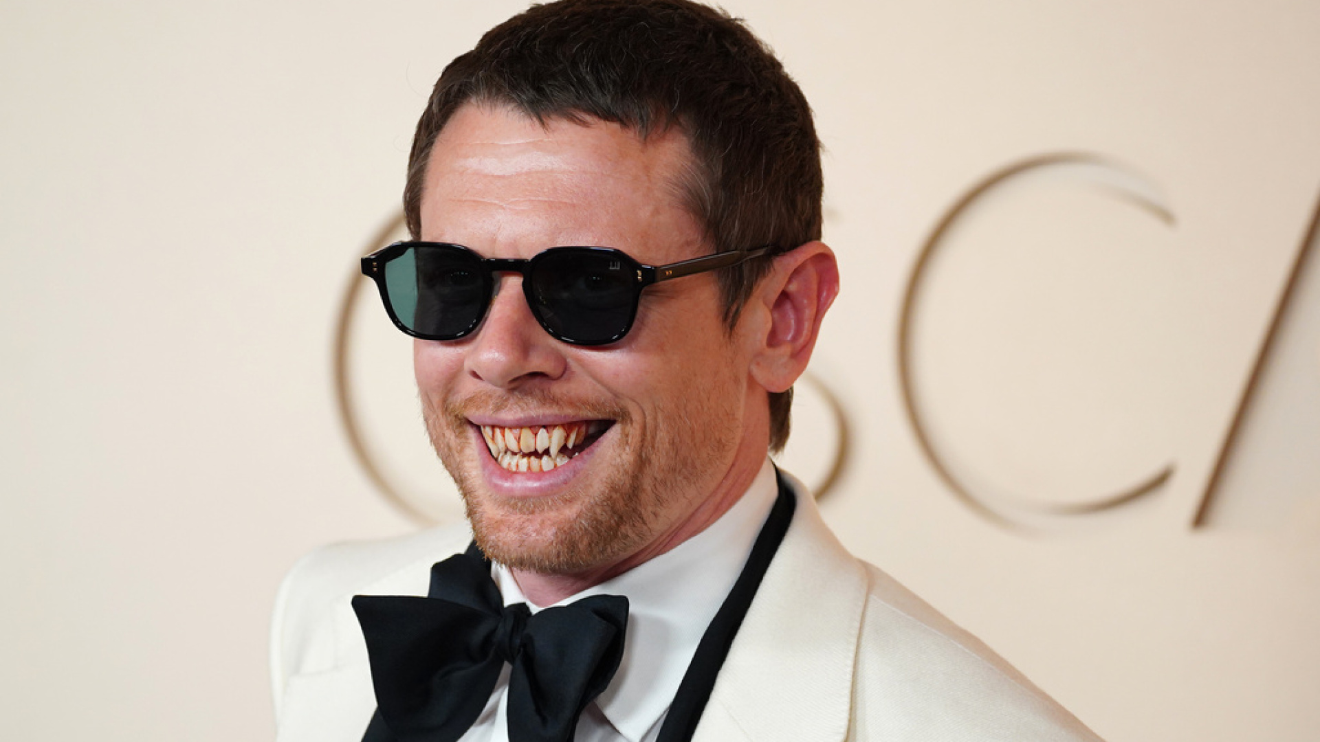Jack O’Connell Oscar Töreninde Vampir Dişleriyle Rolüne Gönderme Yaptı