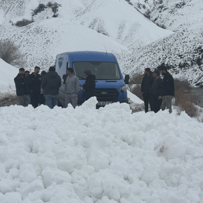 Bingöl'de çığ düştü! Yol kapandı!