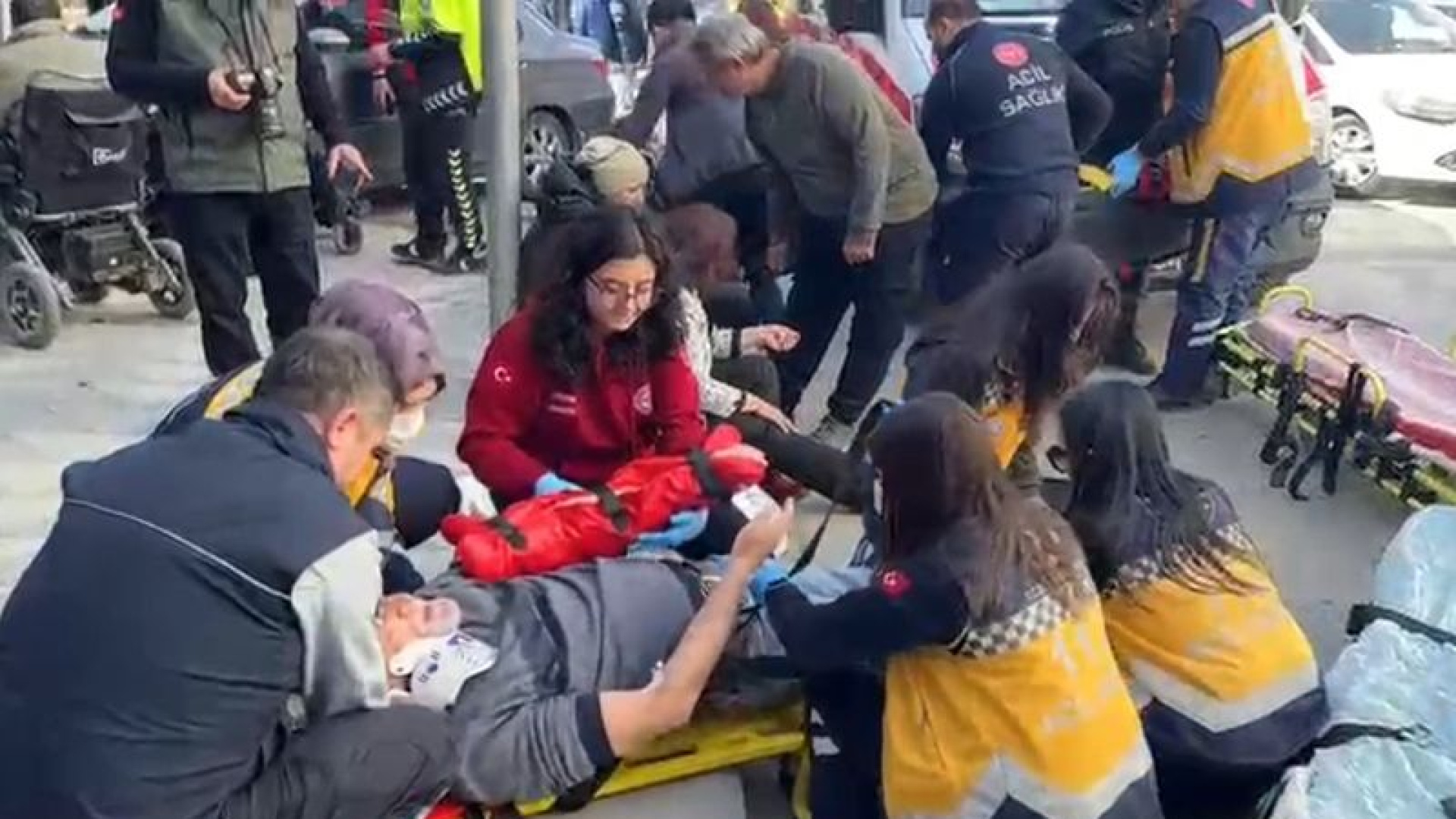 Kırmızı ışıkta duran araca çarpan otomobil, yayaların arasına daldı; 5 yaralı