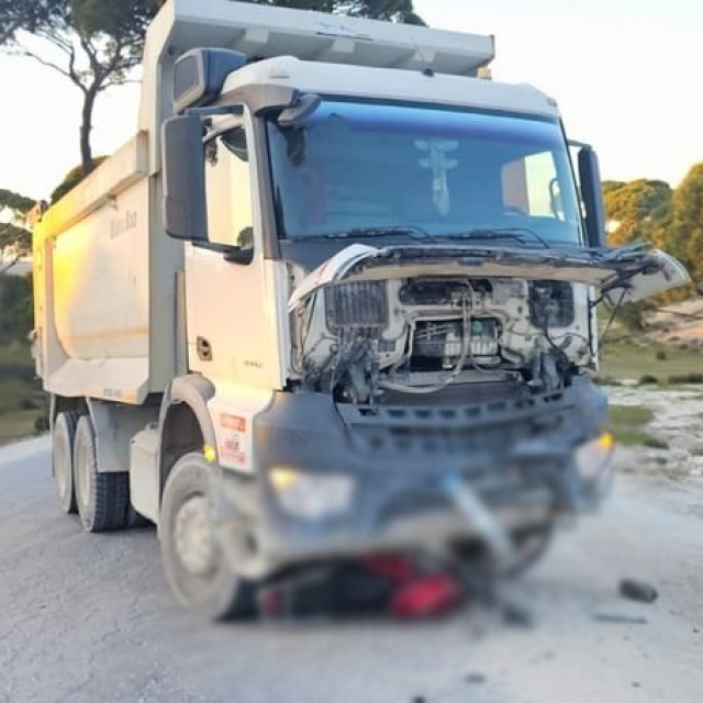 Milas'ta kamyon ile motosiklet çarpıştı: 1 ölü