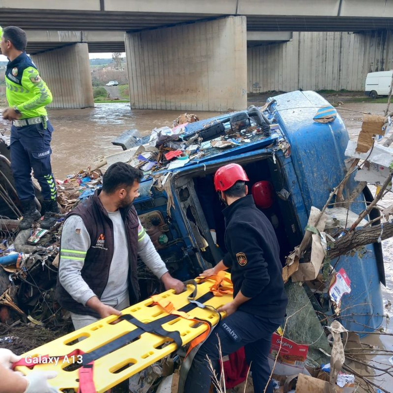Çaya uçan TIR'ın şoföründen acı haber!